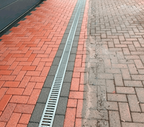 Referenz: Reinigungsergebnis an Gebäudefassade und Außenbereich