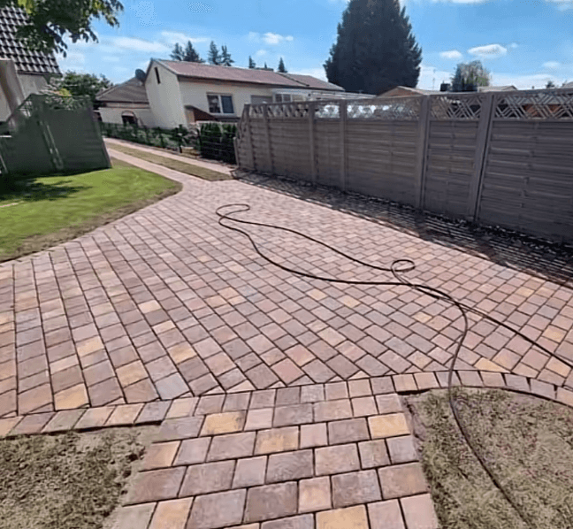 Referenz: gepflegte Stein- und Putzfläche nach der Reinigung